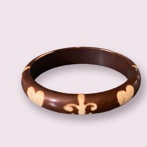 Brown fleur-de-lis and heart bangle bracelet